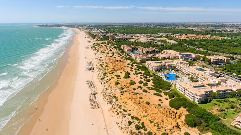 Novo Sancti Petri, Spanien — Strand und Resort aus der Luft