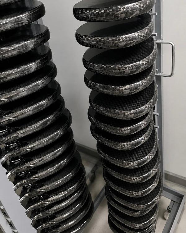 Carbon-Schläger im Fertigungs-Rack